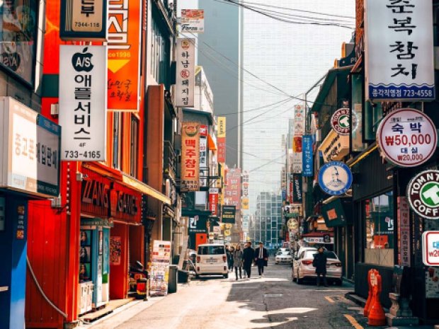Rues typiques de Séoul en colo de vacances en itinérance où les jeunes sont hébergés en auberge