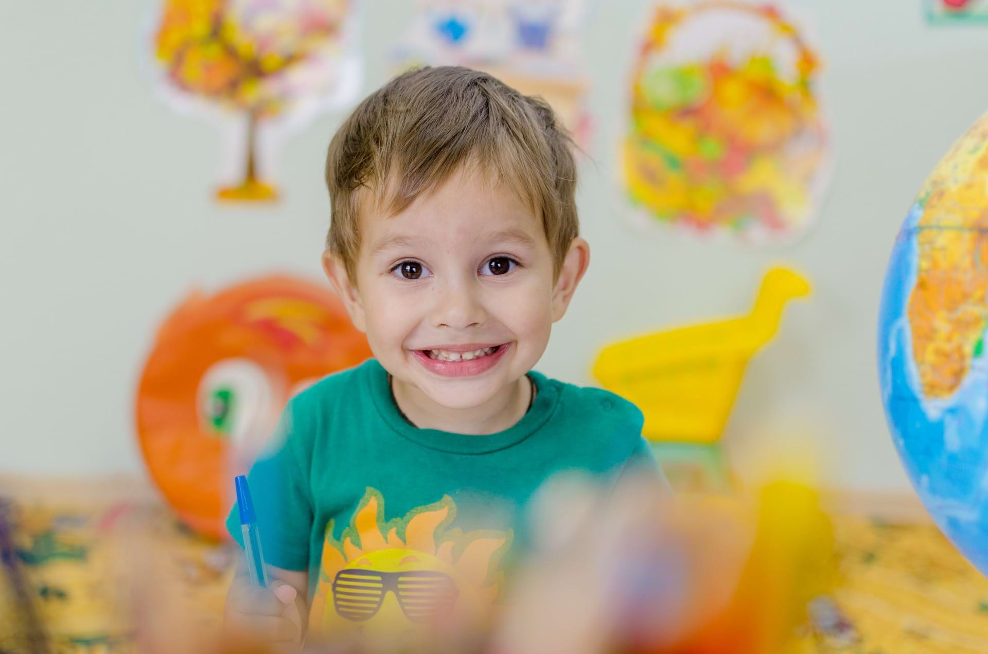 Enfant heureux d'apprendre en s'amusant