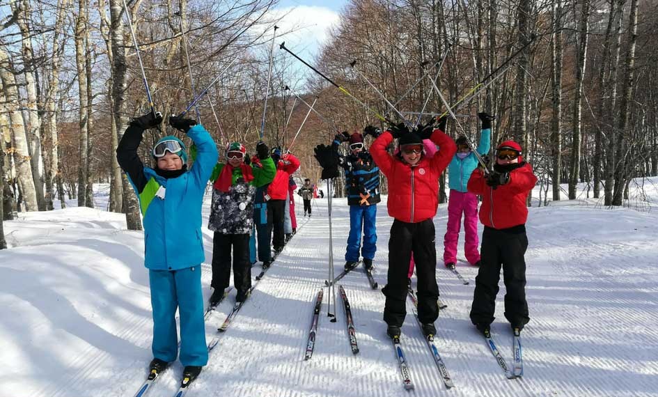 Enfants qui font du ski 