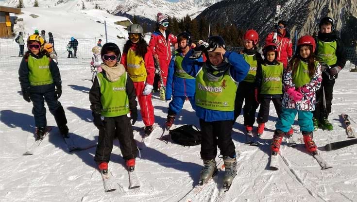 Groupe d'enfants sur les pistes de ski en classe de neige