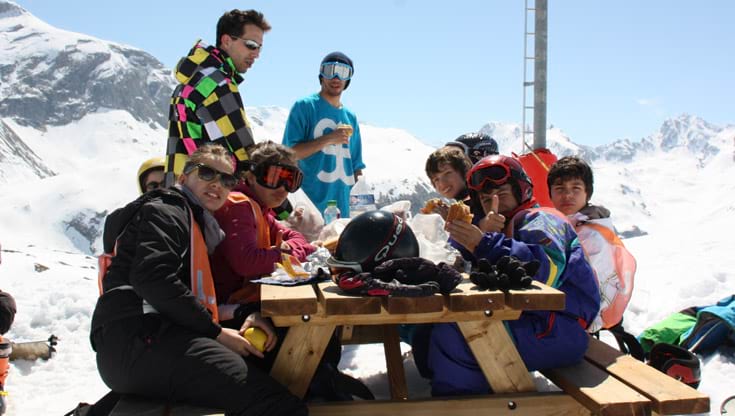 élèves mangeant durant une classe de neige 