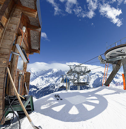 Vue sur une station de ski en train de faire les derniers préparatifs pour la réouverture