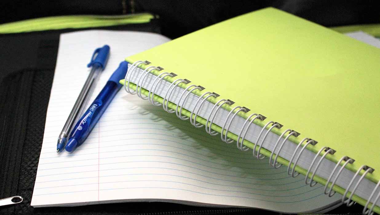 Papier et carnet de notes pour organiser sa classe de découverte
