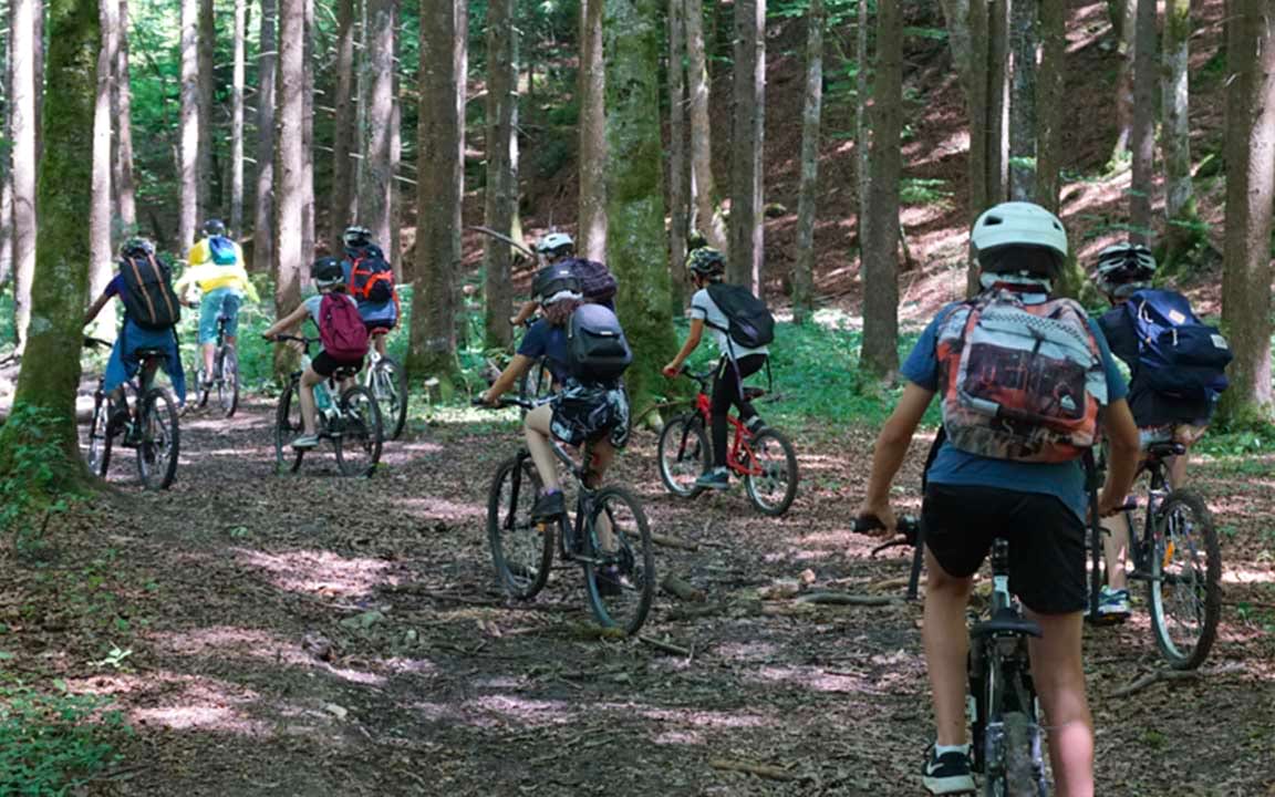 Jeunes faisant de la randonnée à vélo en classe de découverte