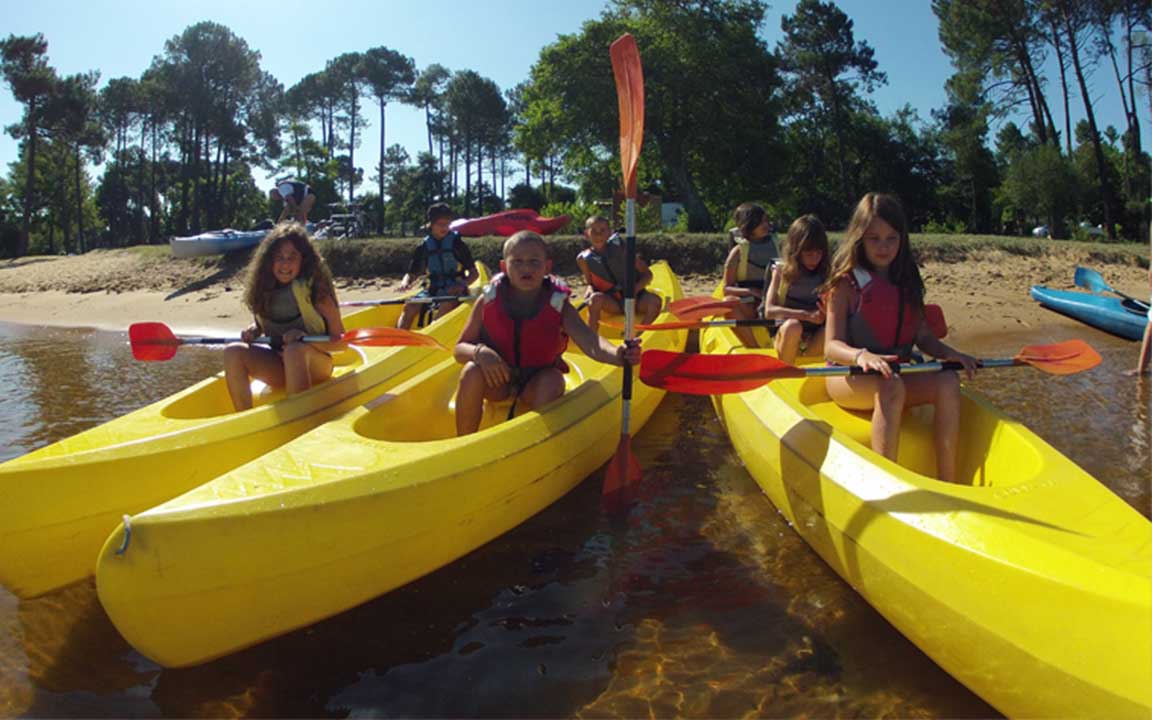 Jeunes pratiquant le canoe kayak en classe de découverte
