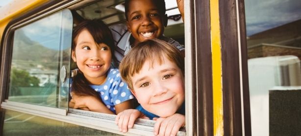 Enfants dans un bus scolaire en voyage 