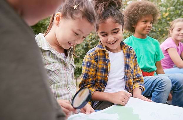 enfants en course d'orientation en classe de decouverte