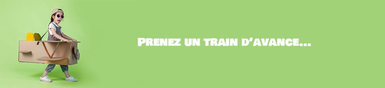 Enfant avec un avion en carton anticipant son séjour scolaire