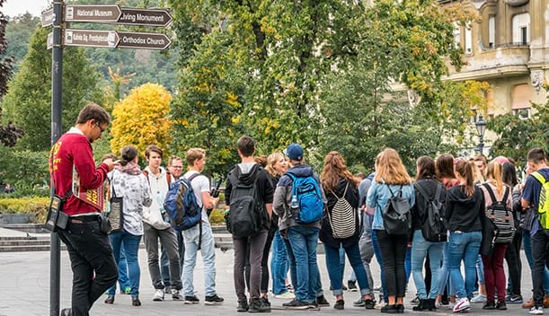 groupe d'eleves en sortie scolaire à l'étranger visites culturelles
