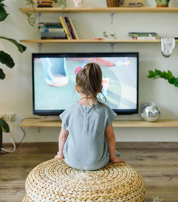 fillette regardant la télévision toute seule