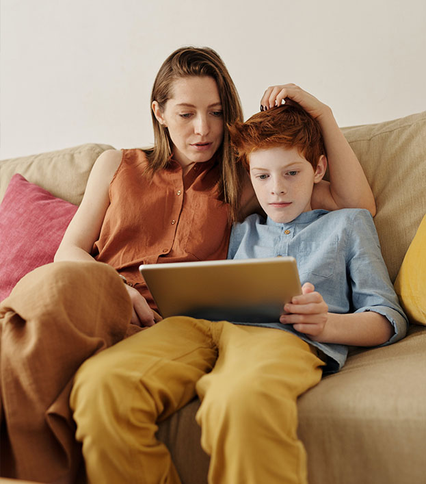 mere et son enfant utilisant internet