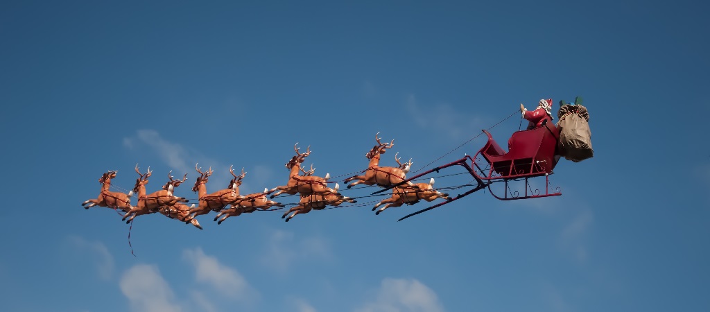Le traîneau du père noël vole dans un ciel bleu
