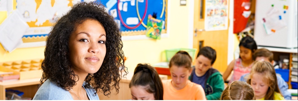 une enseignante se tient devant sa classe d'élèves