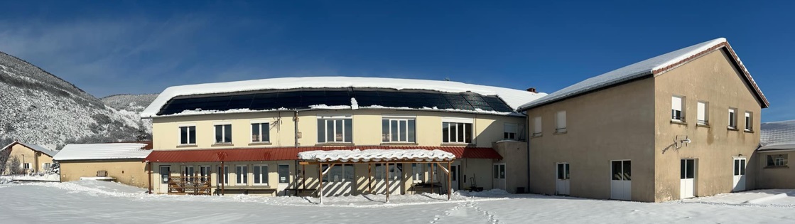 les bâtiments du centre la Gélinotte dans la neige