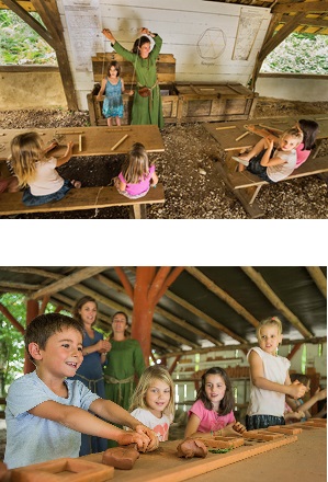des enfants en atelier médiéval pendant une classe de découverte