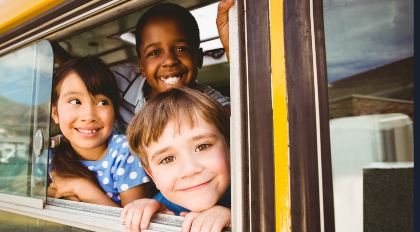 Des enfants sortent la tête d'un bus scolaire