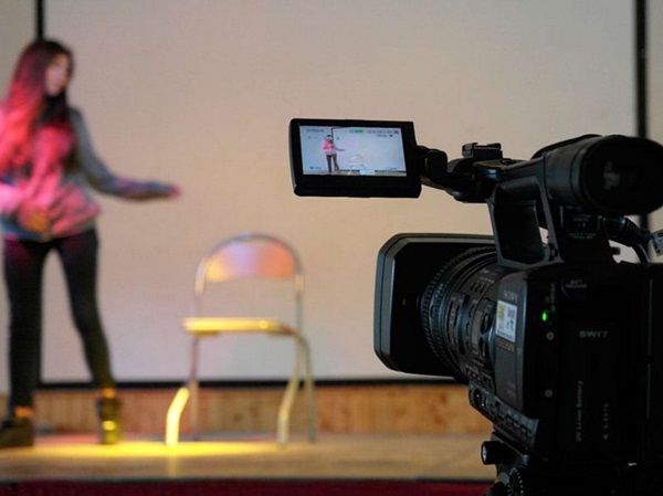 Une caméra filme une scène vers laquelle un enfant se dirige