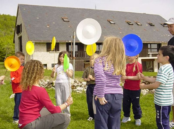 Des enfants apprennent le jonglage en extérieur