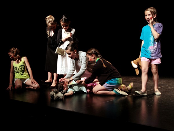 Des enfants jouent une pièce de théâtre sur scène