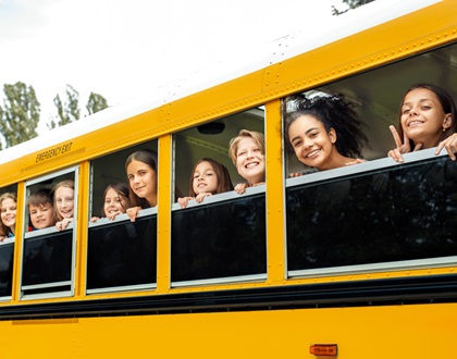 Des enfants sortent la tête d'un bus scolaire