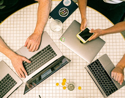 Une vue de dessus d'une réunion avec des ordinateurs et téléphones