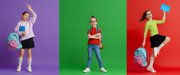 Des enfants en tenue scolaire prennent des poses joyeuses sur des fonds colorés