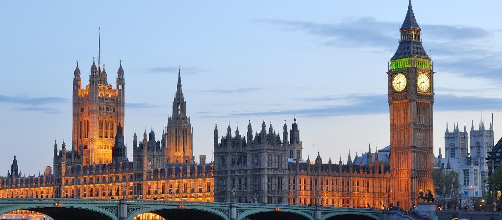 Une vue des bâtiments de Londres au crépuscule