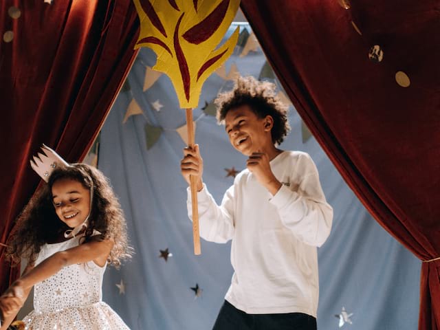 Deux jeunes en colo de vacances tous en scène qui font un spectacle en fin de séjour cet été