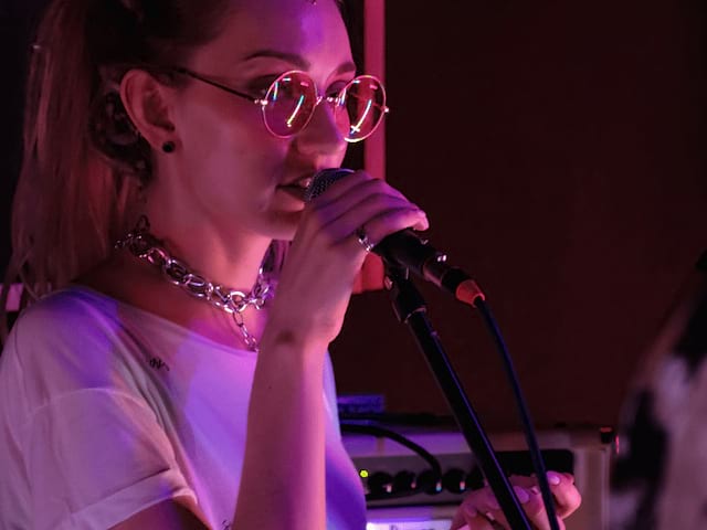 Jeune fille en colo de vacances Tous en scène qui chante au micro