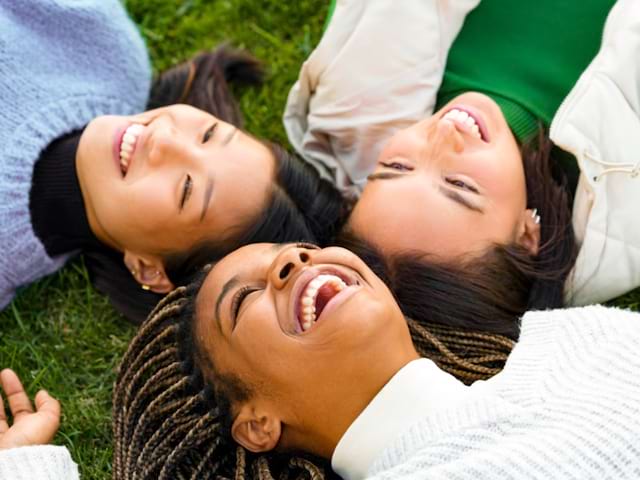 Groupe de jeunes filles de 14 ans en colo de vacances