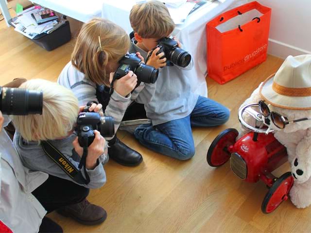 Groupe d'enfants en colonie de vacances apprenant à faire de la photographie