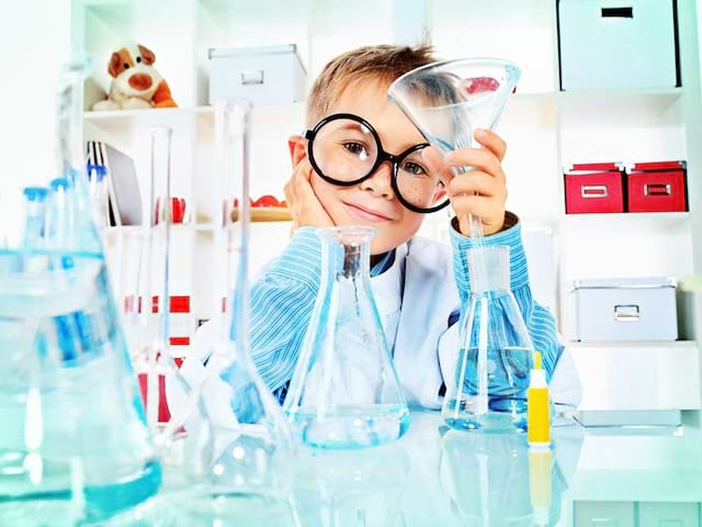 Enfant dans un laboratoire de colonie de vacances réalisant des expériences scientifiques été