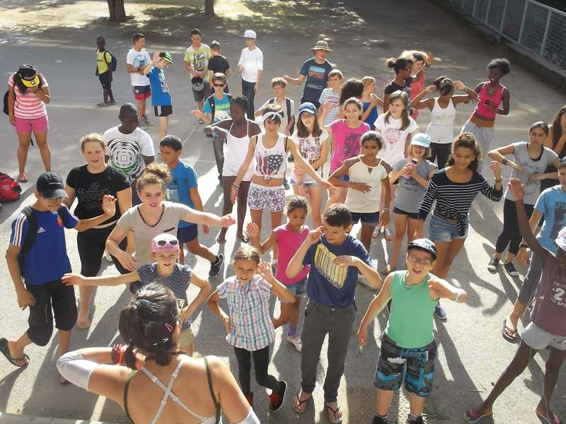 Groupe d'enfants dansant en colonie de vacances cet été