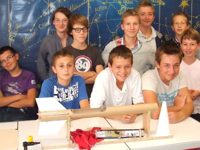 Groupe d'enfants en colonie de vacances scientifique cet été