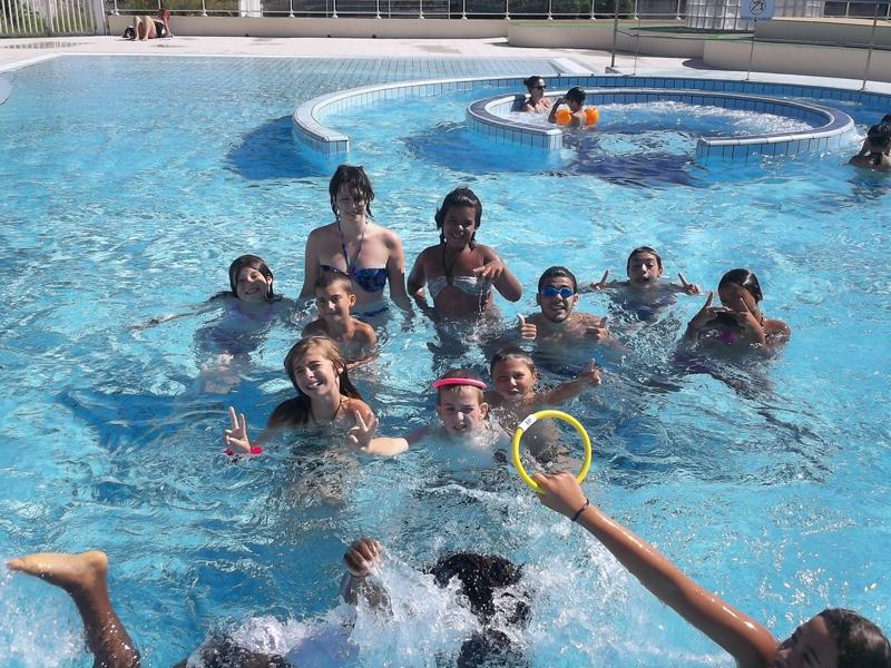 Enfants à la piscine en colonie de vacances d'été