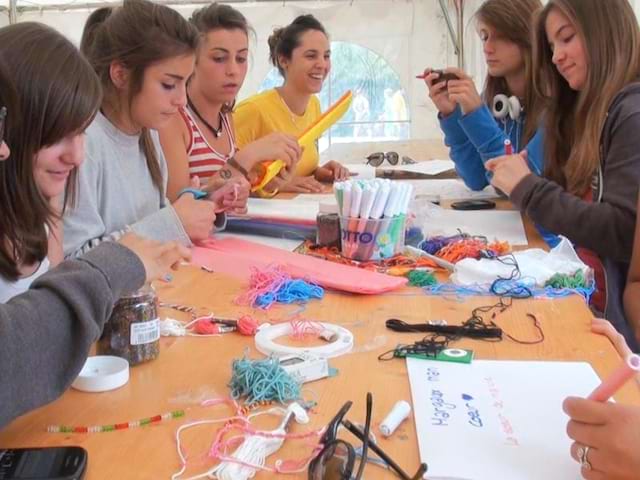 Groupe d'enfants pratiquant les activités manuelles en colonie de vacances d'été