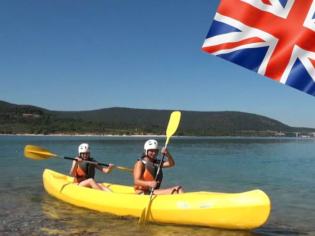 duo d'adolescents faisant du canoe kayak en colonie de vacances pour apprendre l'anglais