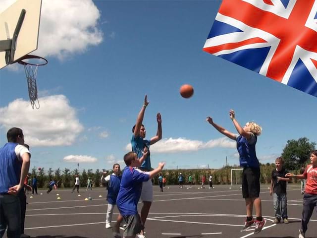 groupe d'adolescents jouant au basketball en colonie de vacances cet été