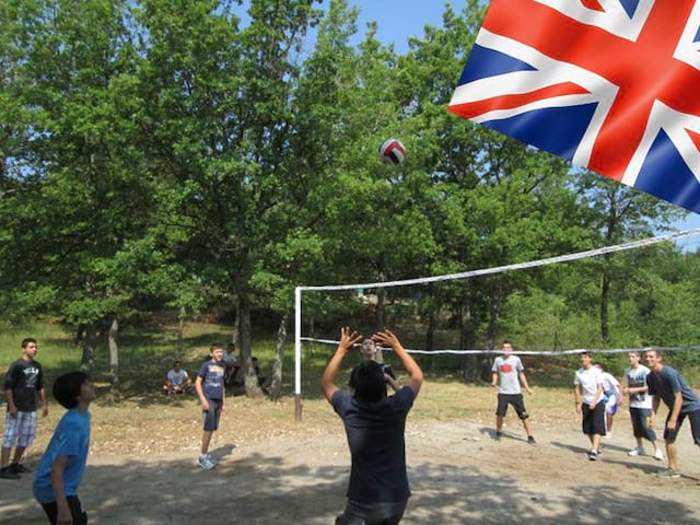 Adolescents jouant au volley ball en colonie de vacances multi activités