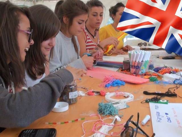 adolescents apprenant l'anglais en pratiquant les activités manuelles