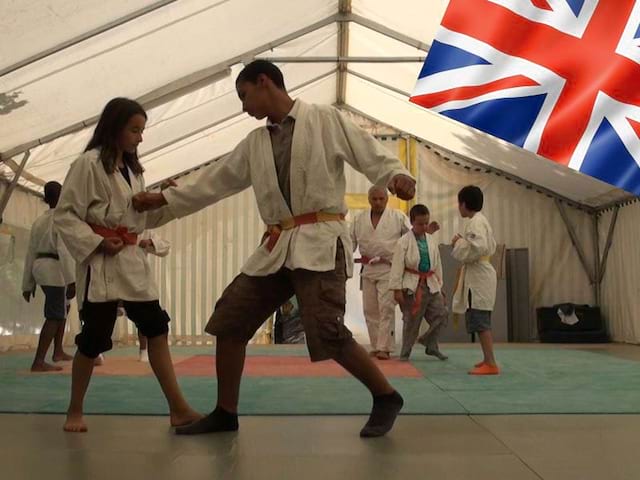 Adolescents faisant du judo en colonie de vacances