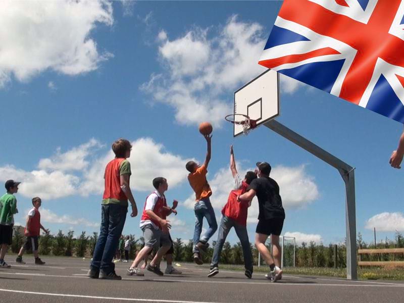 préadolescents jouant au basketball en colonie de vacances pour apprendre l'anglais cet été