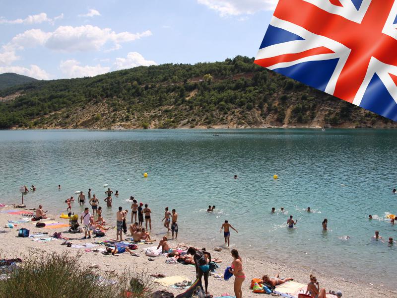 Groupe d'enfants au bord de l'eau en colonie de vacances pour apprendre l'anglais 