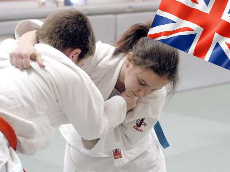 Enfants faisant du judo en colonie de vacances multiactivités anglais