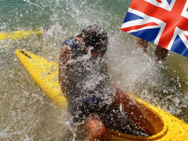 Enfant faisant du canoe kayak en colonie de vacances pour apprendre l'anglais cet été