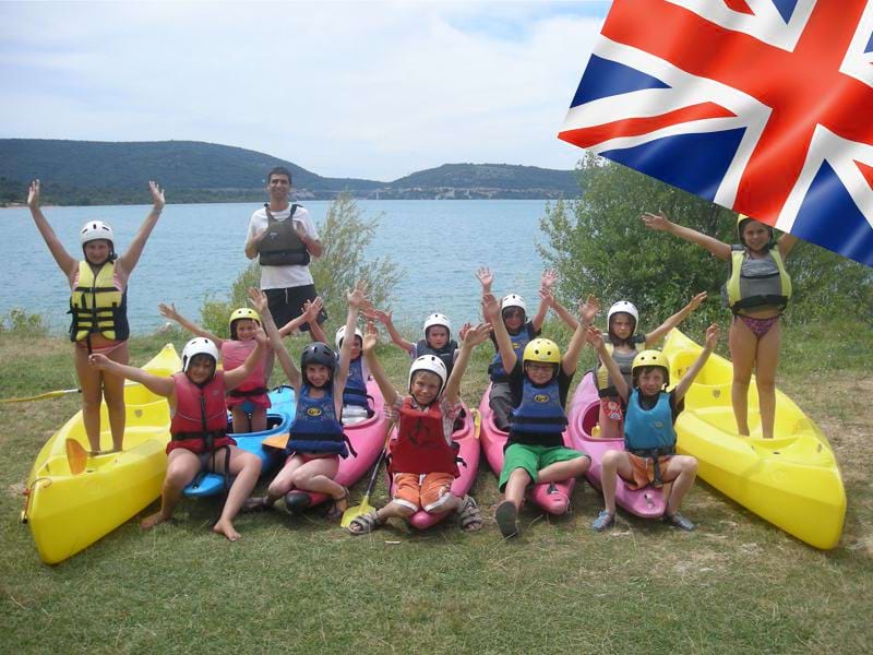 Groupe d'enfants en colo faisant du canoe kayak