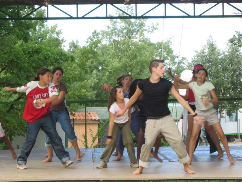 groupe d'adolescents faisant de la danse en colonie de vacances