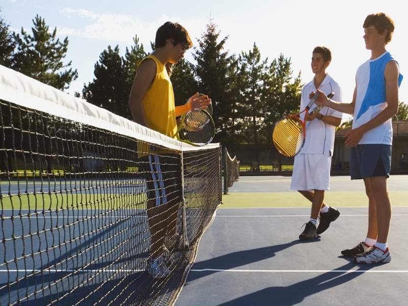 adolescents en colo jouant au tennis 