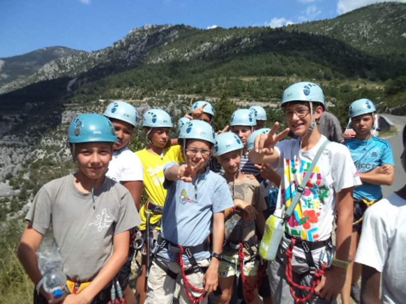 enfants en balade en colonie de vacance dans le verdon cet été