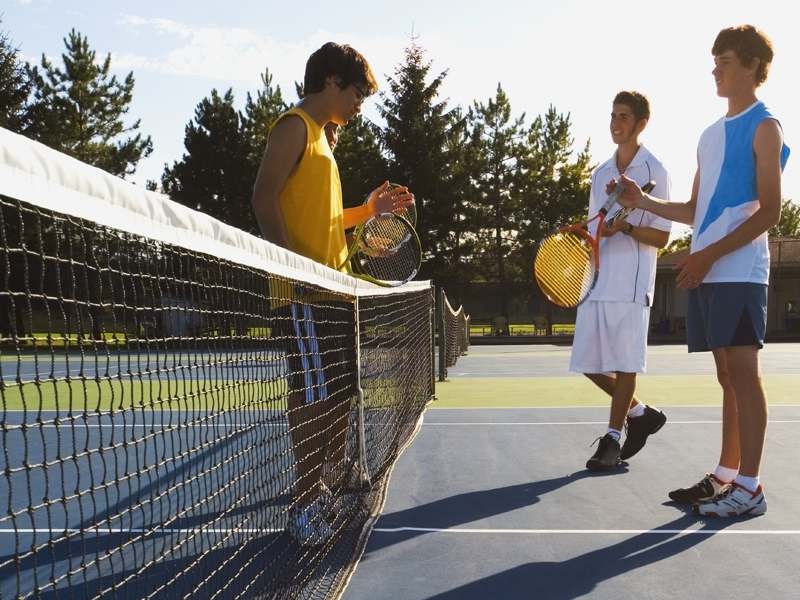 adolescents jouant au tennis en colonie de vacances cet été